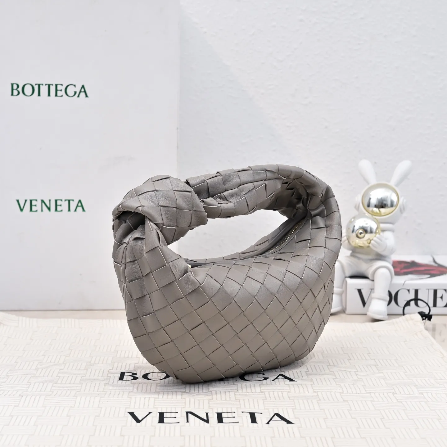 Batch 1120 BV Bottega Veneta's new early spring women's MINI JODIE handbag BV bag 🔥The new method is based on the original rounded corners, knotted with classic woven leather round hobo bag, The most iconic triangular pull-out design, using sheepskin draped soft shape, is super suitable for concave shapes~ Jodie feels really gentle to people, and is definitely the best item for daily matching. It has the same weave, new elements and twists, is compact and versatile, and is the new favorite of street style Internet celebrities! Size: 23x28x8 Model: 6699-1